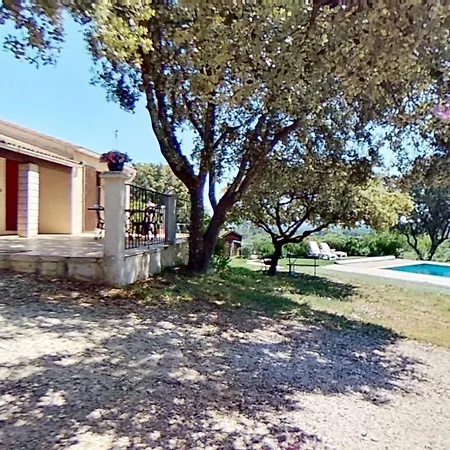 Proche Uzes Avec Magnifique Vue